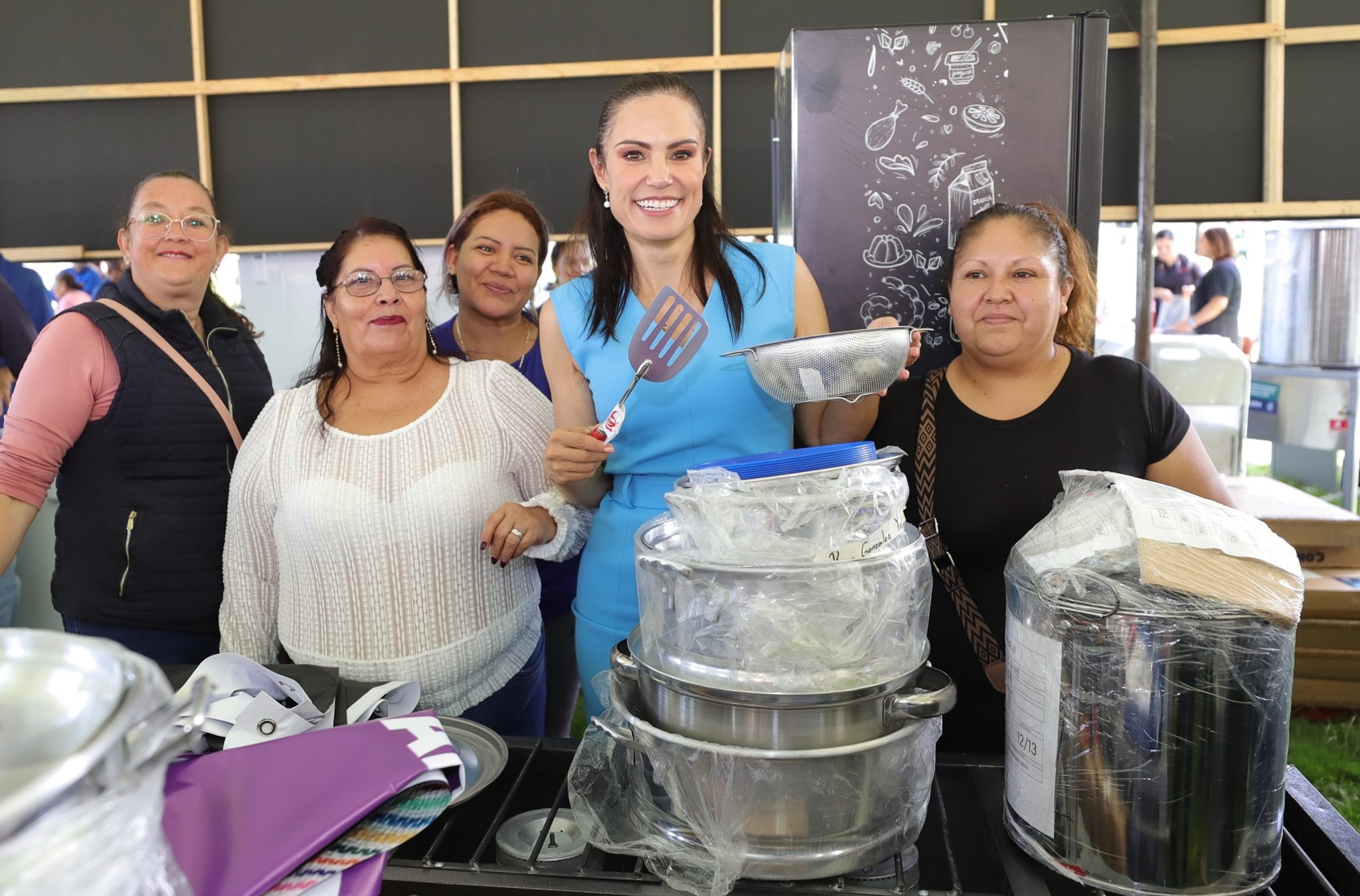 BENEFICIAN A 300 EMPRENDEDORES CON APOYOS PRODUCTIVOS – Noticias del ...